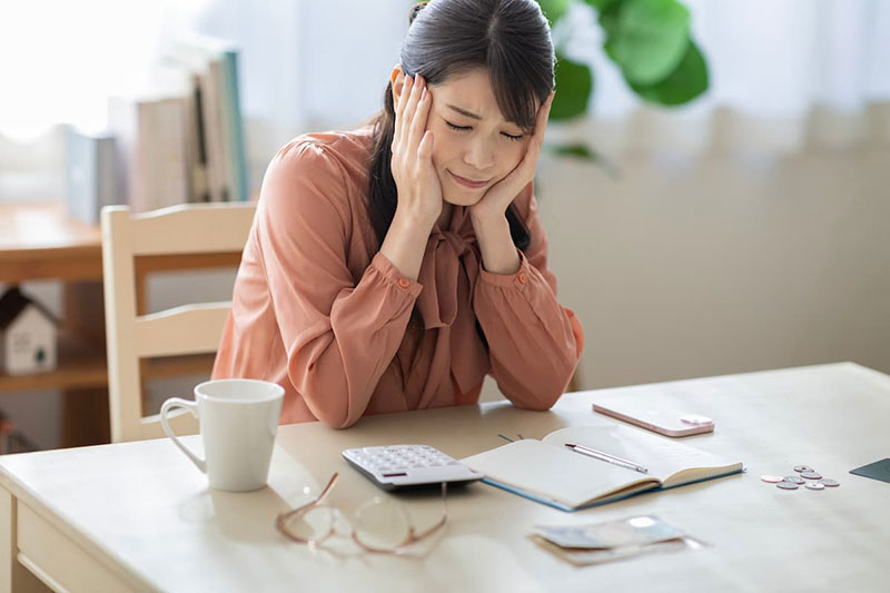 メモを見る女性