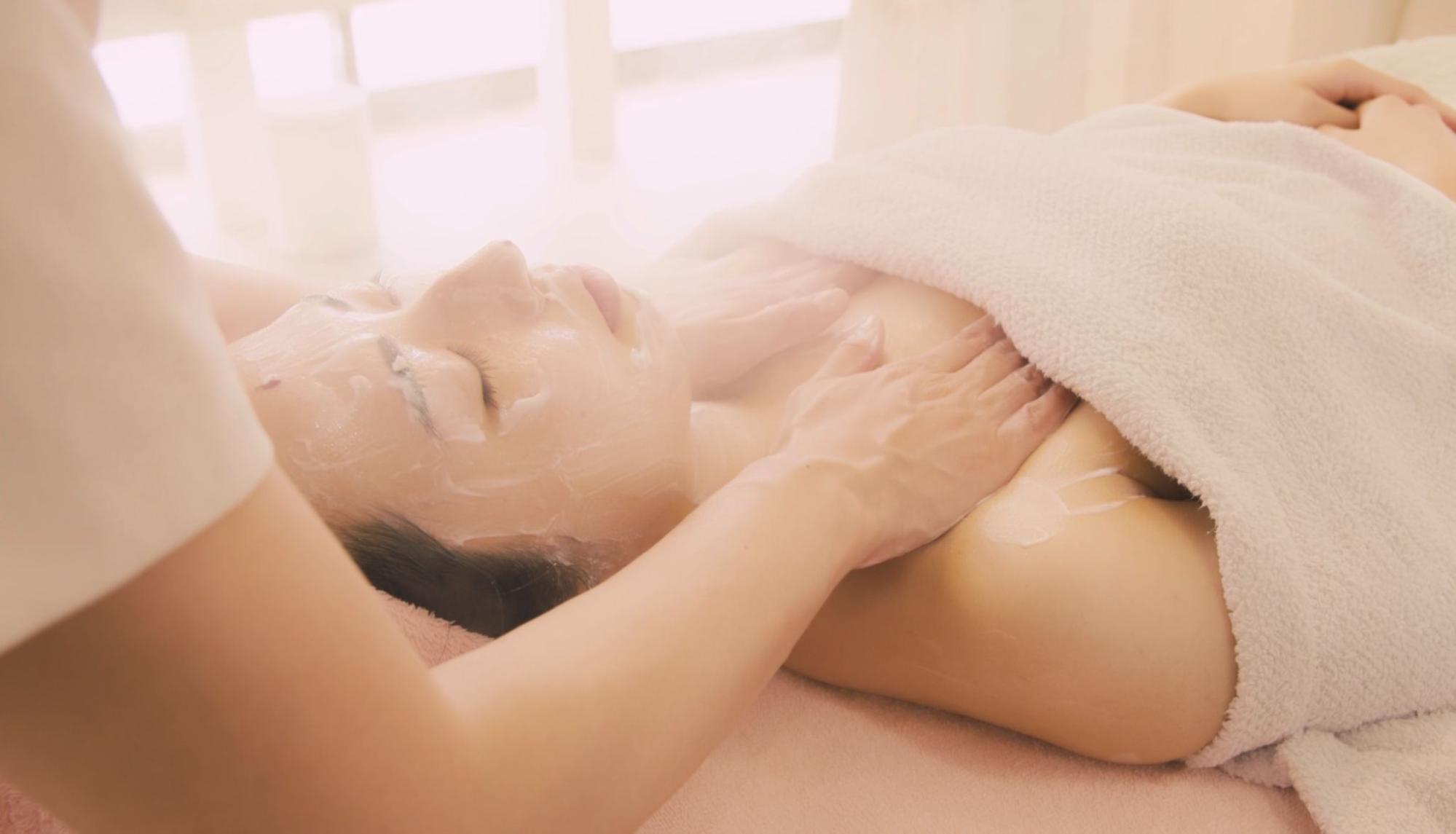 SR SALON Coralの施術の様子